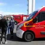 des jeunes devant un vehicule de sapeurs pompiers du rhone u