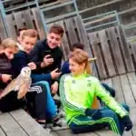 des jeunes garcons observent un effraie des clochers a la mf