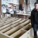 jeune homme dans un atelier de menuiserie mfr rhone devant u
