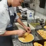 un eleve de mfr du rhone prepare une tarte aux pommes en cui